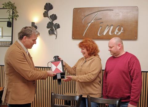 Der Bürgermeister und die Inhaber des Restaurants Fino.